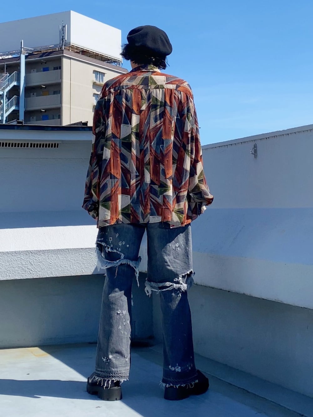 その他のシャツ/ブラウス、ブラック系のタンクトップ、ブラック系のデニムパンツを着用したメンズの秋コーディネートの4枚目の写真