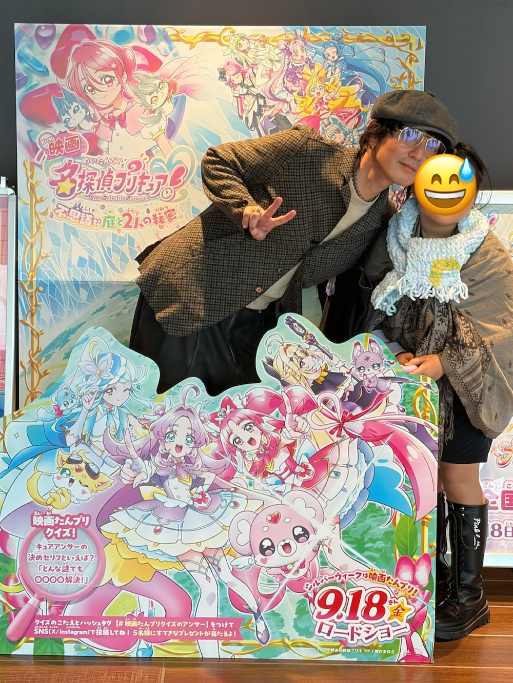 ベージュ系のTシャツ/カットソー、ブラウン系のテーラードジャケット、ブラック系のその他パンツを着用したメンズの秋コーディネートの5枚目の写真