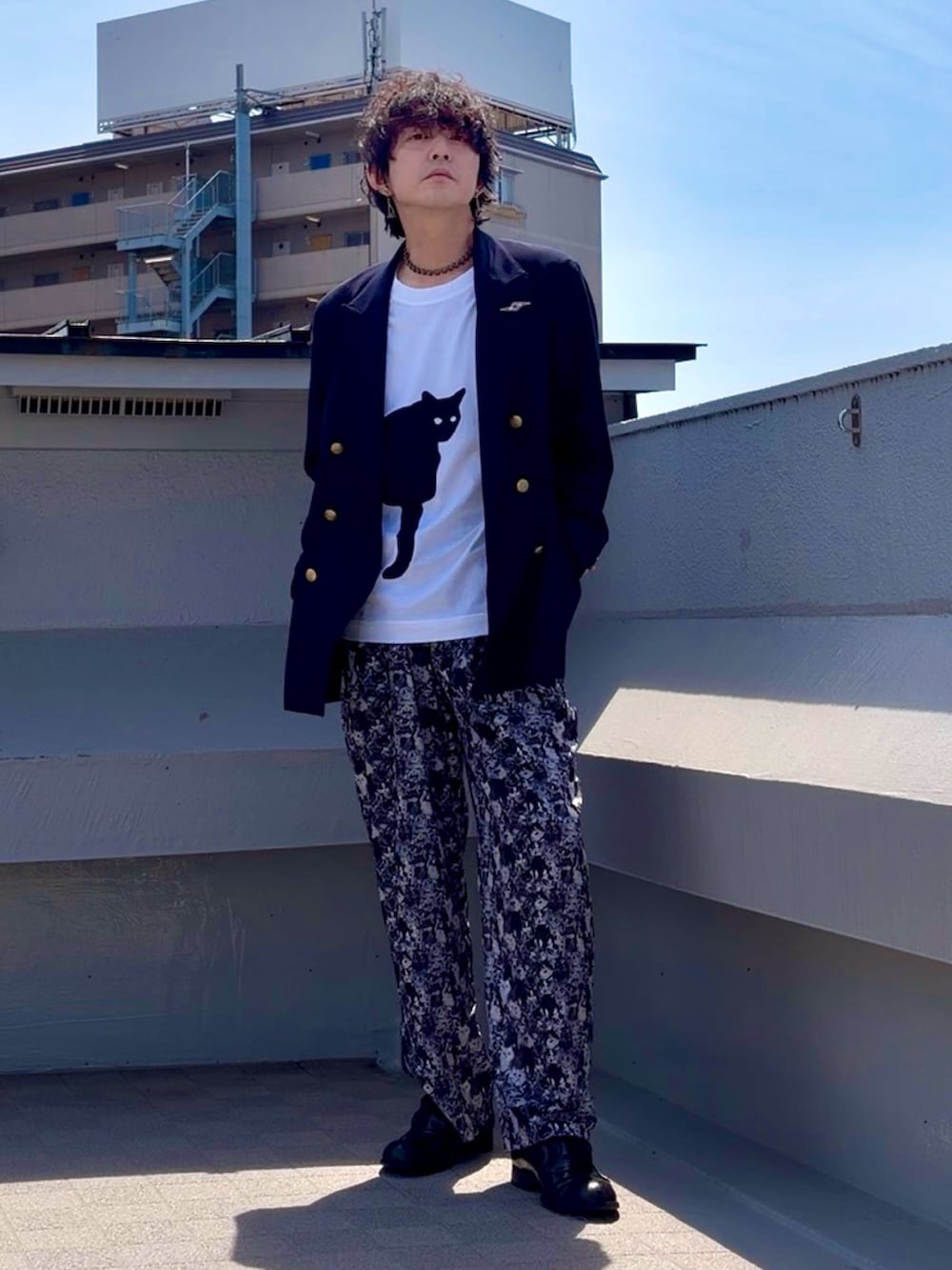 ブラック系のその他パンツ、ホワイト系のTシャツ/カットソー、ブルー系のテーラードジャケットを着用したメンズの春コーディネートの3枚目の写真