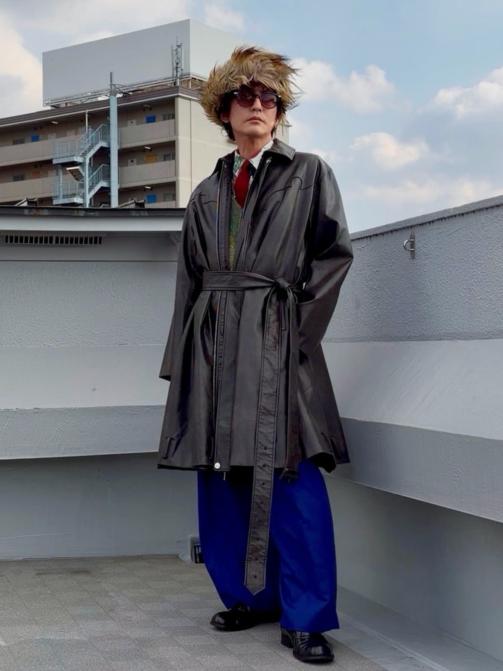 グリーン系のカーディガン/ボレロ、ホワイト系のシャツ/ブラウス、ブラウン系のジャケット/アウターを着用したメンズの冬コーディネートの3枚目の写真