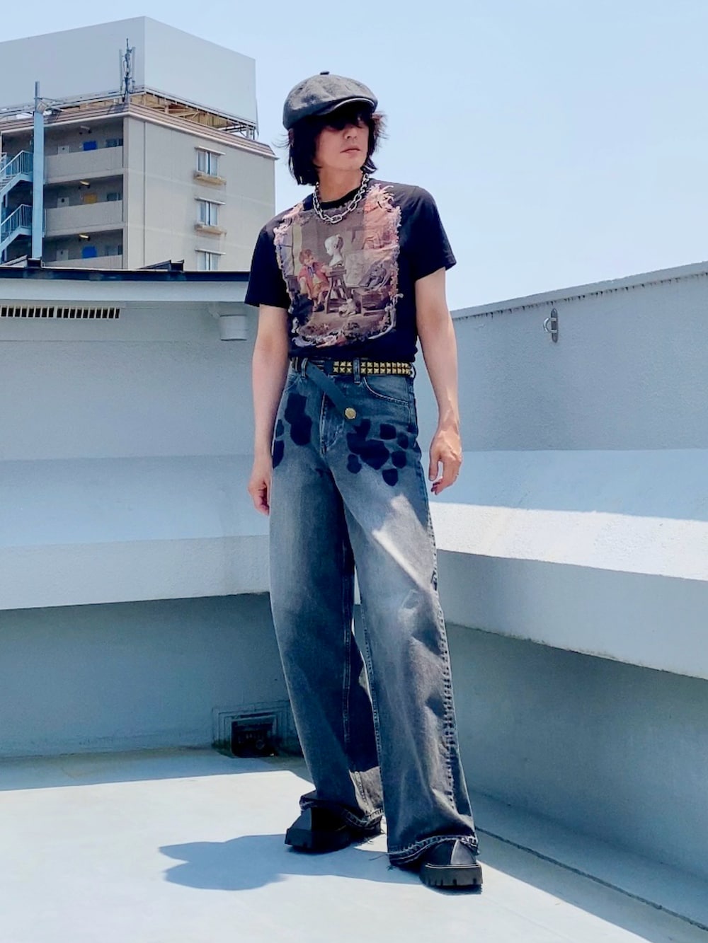 グリーン系のブルゾン、ブラック系のTシャツ/カットソー、ブラック系のデニムパンツを着用したメンズの夏コーディネートの3枚目の写真