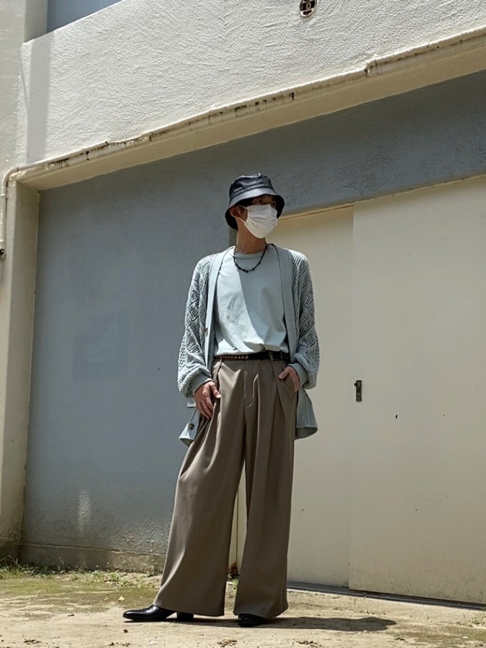 グリーン系のカーディガン/ボレロ、グリーン系のTシャツ/カットソー、ブラウン系のその他パンツを着用したメンズの夏コーディネートの2枚目の写真