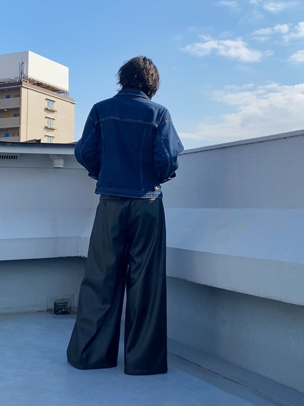 レッド系の蝶ネクタイ、ブルー系のデニムジャケット、ブラック系のその他パンツを着用したメンズの秋コーディネートの5枚目の写真