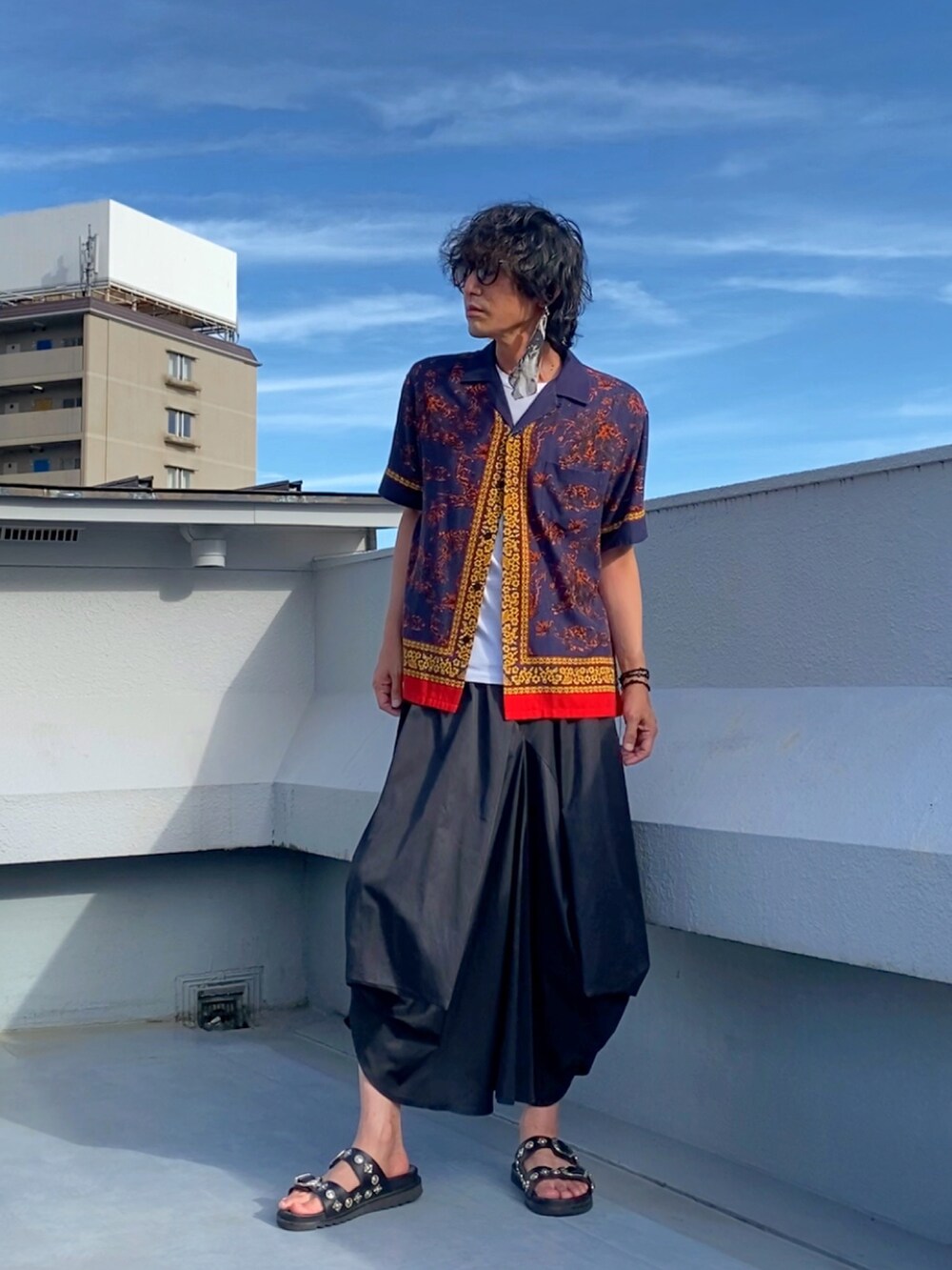 「夏コーデ、モード、ラフ、リラックススタイル、サングラス、シャツスタイル、柄シャツ、無地T、スカート、メンズスカート、スカート男子、サンダル」|「CHRISTIAN DADAのScarf Earring(ピアス(片耳用)、シルバー系)」を使った、hytabさん(メンズ・173cm)の秋コーディネートの3枚目の写真