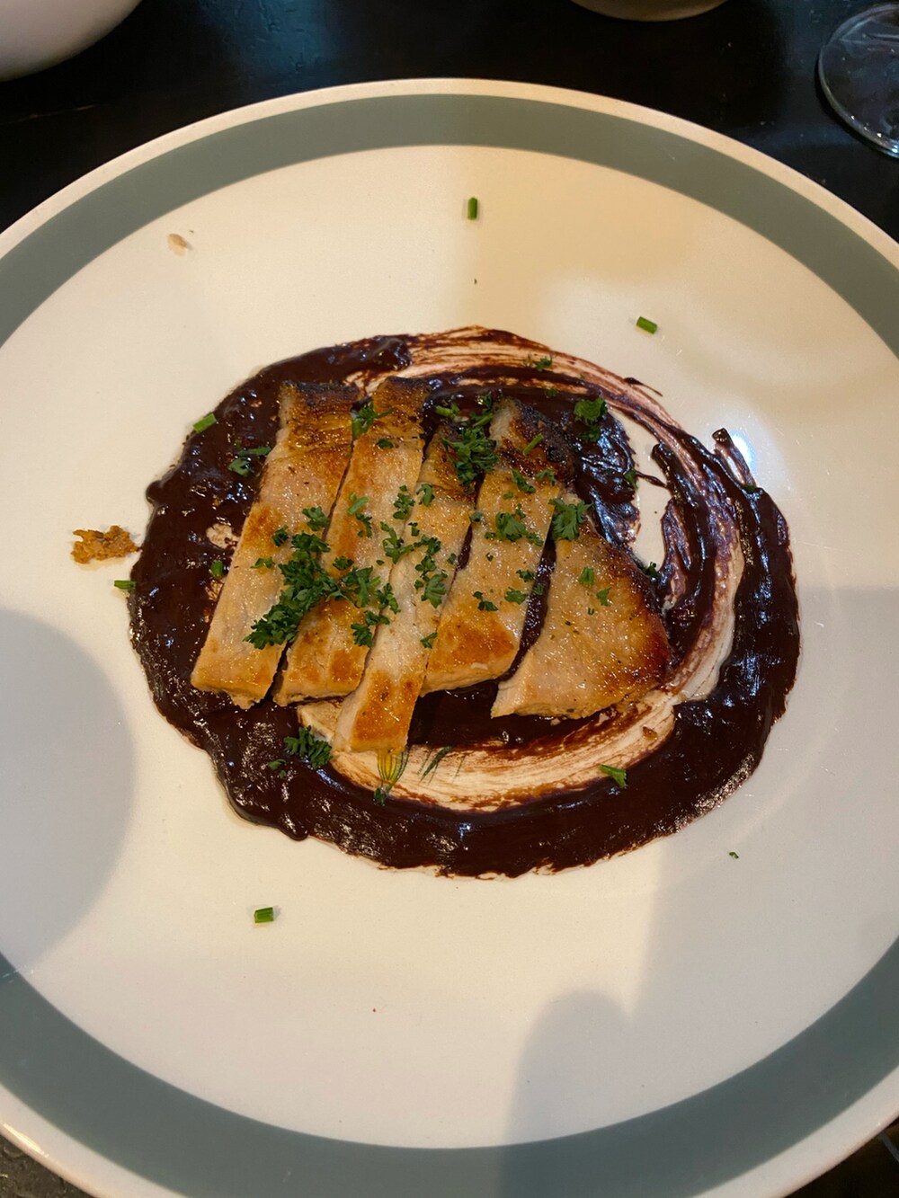 ブラック系のニット/セーター、ベージュ系のモッズコート、グリーン系のデニムパンツを着用したメンズの冬コーディネートの5枚目の写真