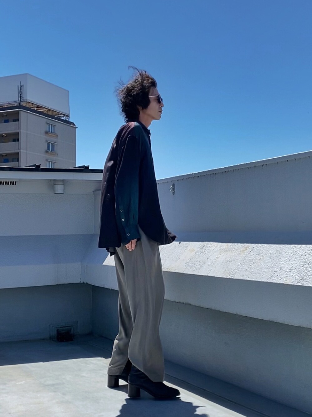 その他のシャツ/ブラウス、ベージュ系のその他パンツ、ブラック系のブーツを着用したメンズの夏コーディネートの2枚目の写真