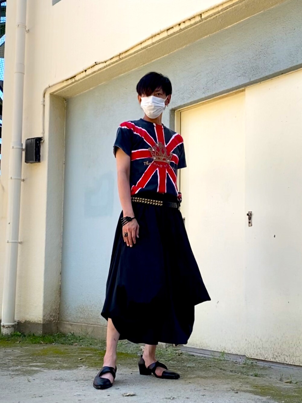 ブラック系のスカート、ブラック系のブーツ、ブルー系のTシャツ/カットソーを着用したメンズの夏コーディネートの3枚目の写真