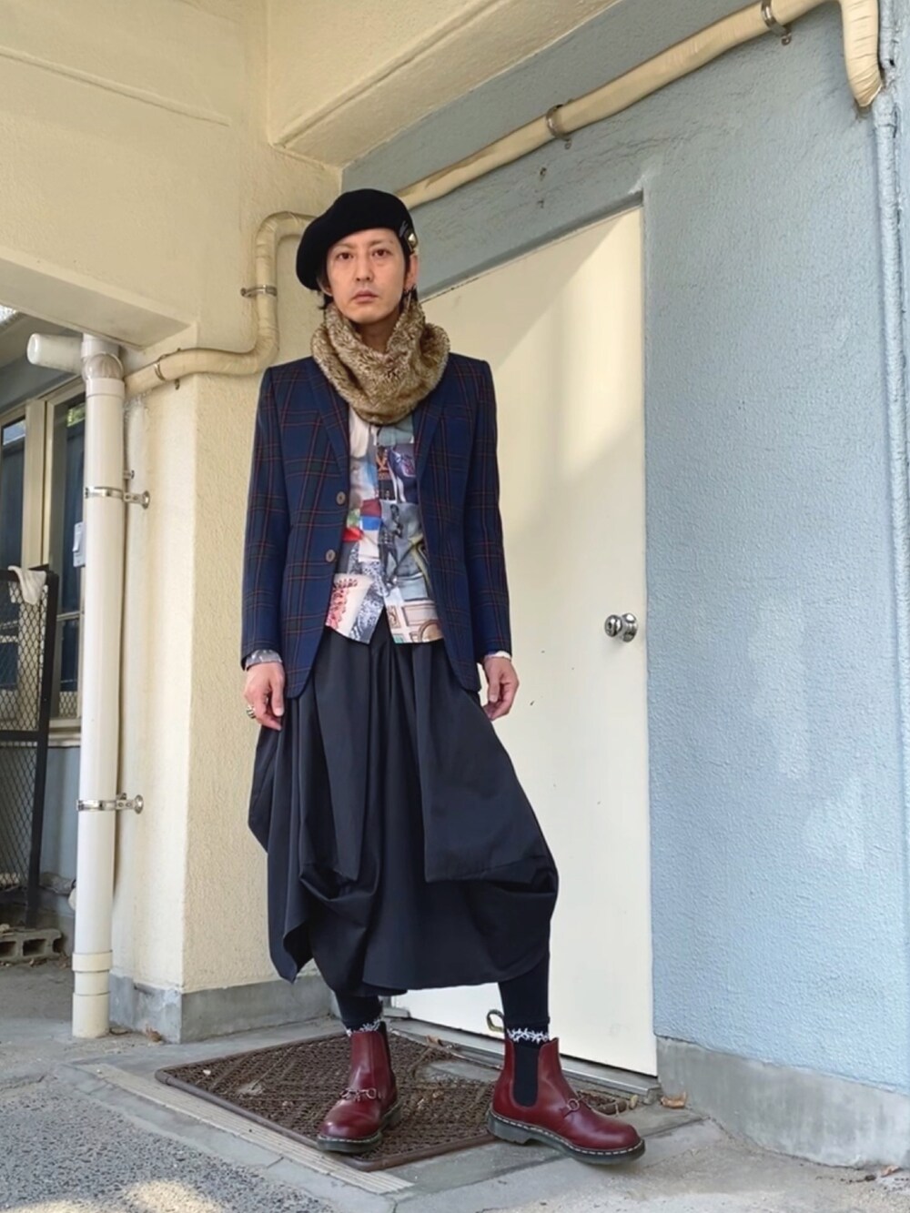 グリーン系のテーラードジャケット、その他のシャツ/ブラウス、ブラック系のスカートを着用したメンズの秋コーディネートの4枚目の写真