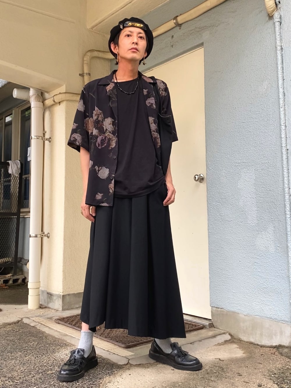 ブラック系のシャツ/ブラウス、ブラック系のその他パンツ、ブラック系のハンチング/ベレー帽を着用したメンズの秋コーディネートの2枚目の写真