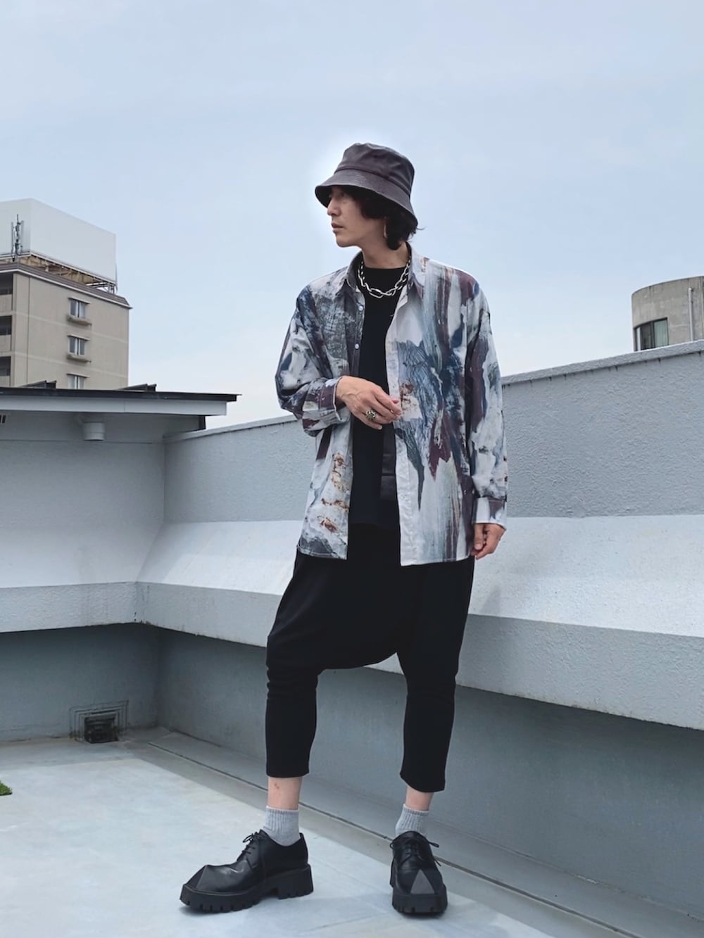 ブラック系のTシャツ/カットソー、その他のシャツ/ブラウス、ブラック系のその他パンツを着用したメンズの春コーディネートの2枚目の写真