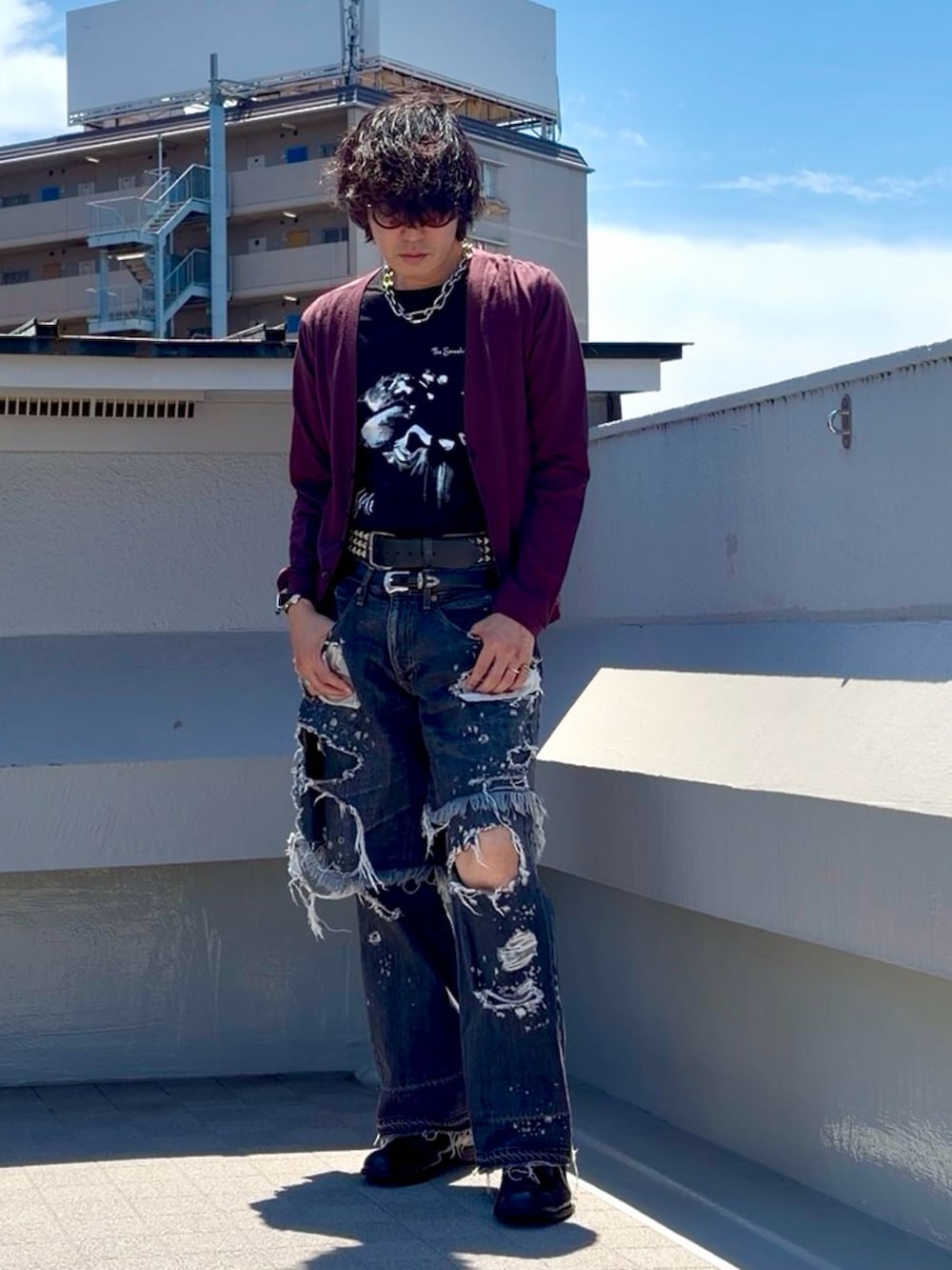 ブラック系のTシャツ/カットソー、パープル系のカーディガン/ボレロ、ブラック系のデニムパンツを着用したメンズの夏コーディネートの2枚目の写真