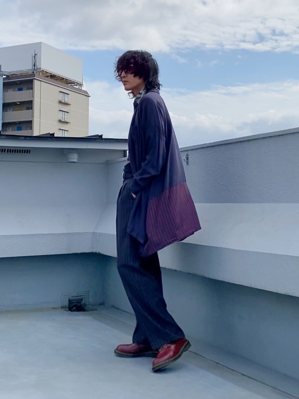 ブラック系のTシャツ/カットソー、ブルー系のシャツ/ブラウス、グレー系のスラックスを着用したメンズの秋コーディネートの2枚目の写真