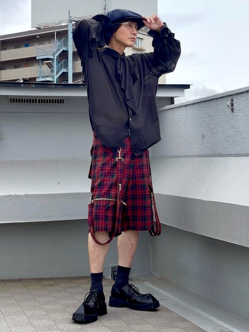 ブラック系のシャツ/ブラウス、レッド系のその他パンツ、ブラック系のドレスシューズを着用したメンズの秋コーディネートの2枚目の写真