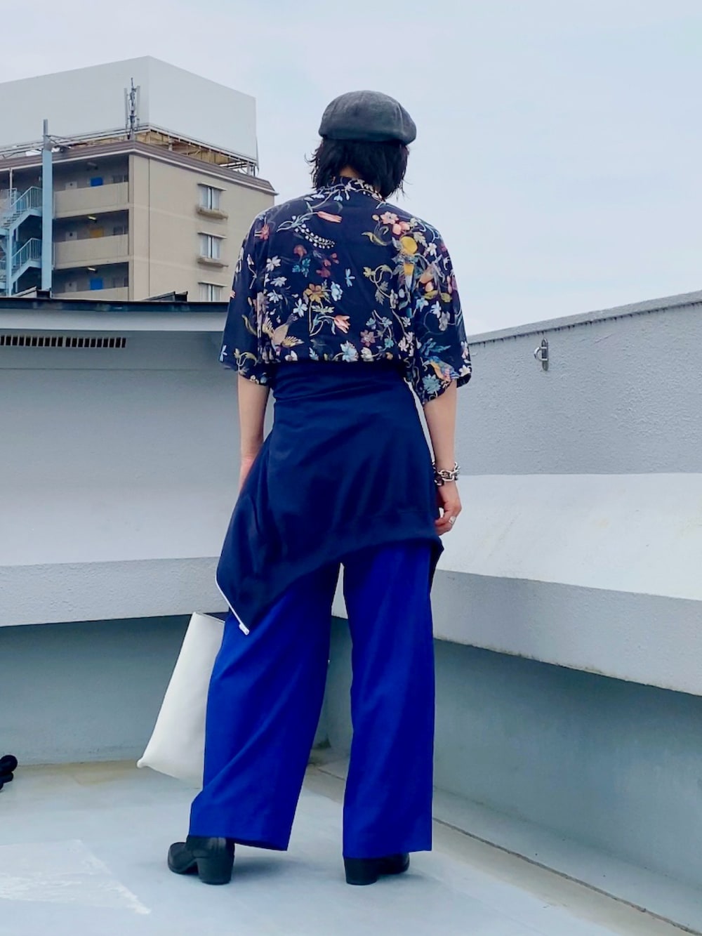 ブルー系のジャージ、ブラック系のシャツ/ブラウス、ブルー系のスラックスを着用したメンズの夏コーディネートの5枚目の写真