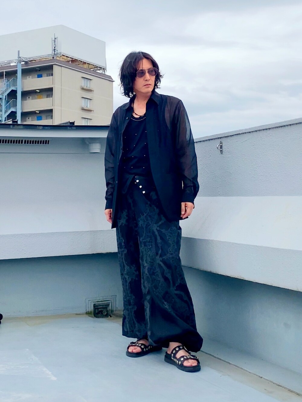 ブラック系のシャツ/ブラウス、ブラック系のサンダル、ブラック系のタンクトップを着用したメンズの夏コーディネートの2枚目の写真