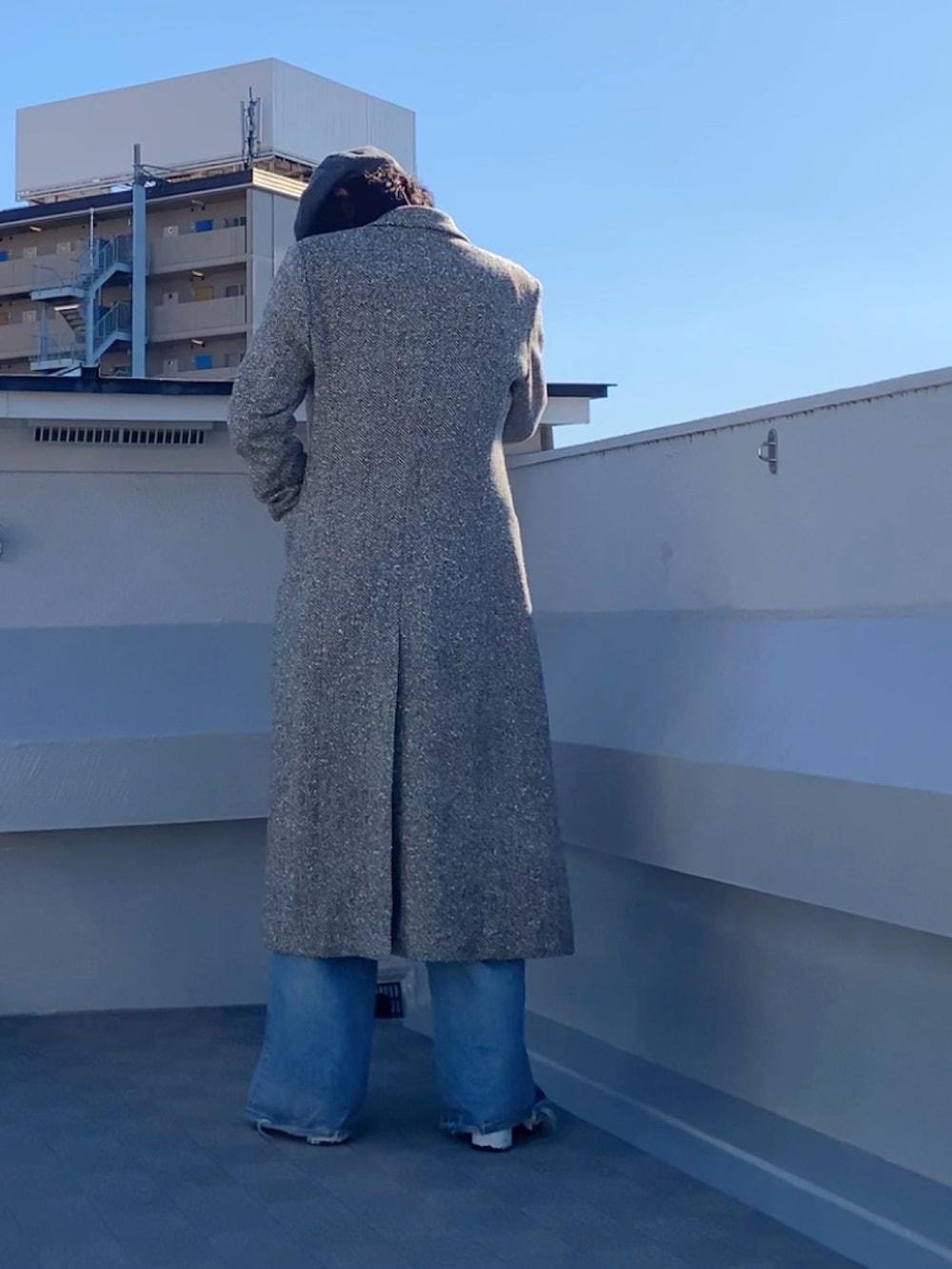 ブルー系のデニムパンツ、ブラウン系のシャツ/ブラウス、ベージュ系のチェスターコートを着用したメンズの秋コーディネートの5枚目の写真