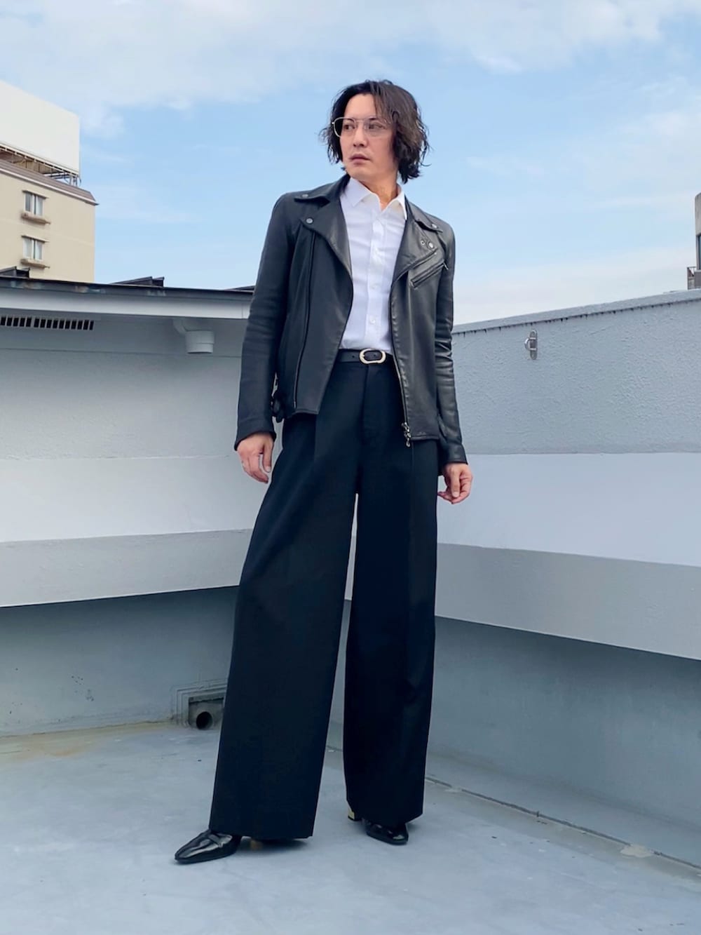 ホワイト系のシャツ/ブラウス、ブラック系のライダースジャケット、ブラック系のスラックスを着用したメンズの秋コーディネートの2枚目の写真