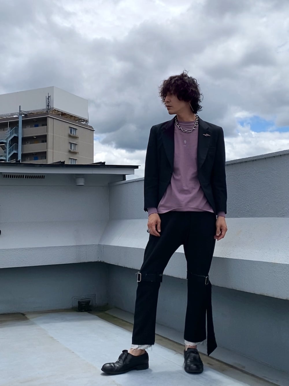 ブラック系のテーラードジャケット、ピンク系のTシャツ/カットソー、ブラック系のその他パンツを着用したメンズの春コーディネートの2枚目の写真