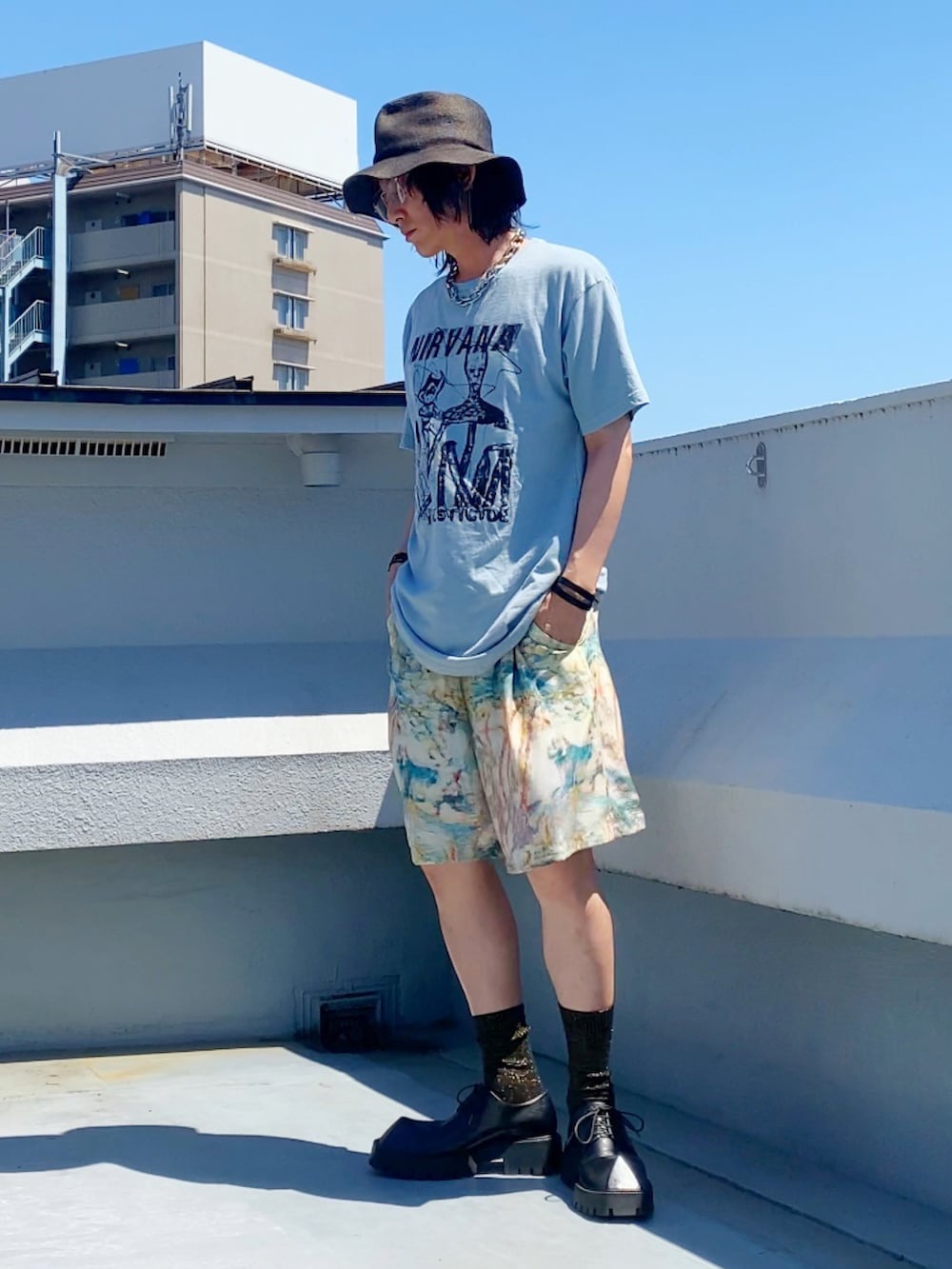 グリーン系のTシャツ/カットソー、ベージュ系のその他パンツ、ブラック系のドレスシューズを着用したメンズの夏コーディネートの4枚目の写真