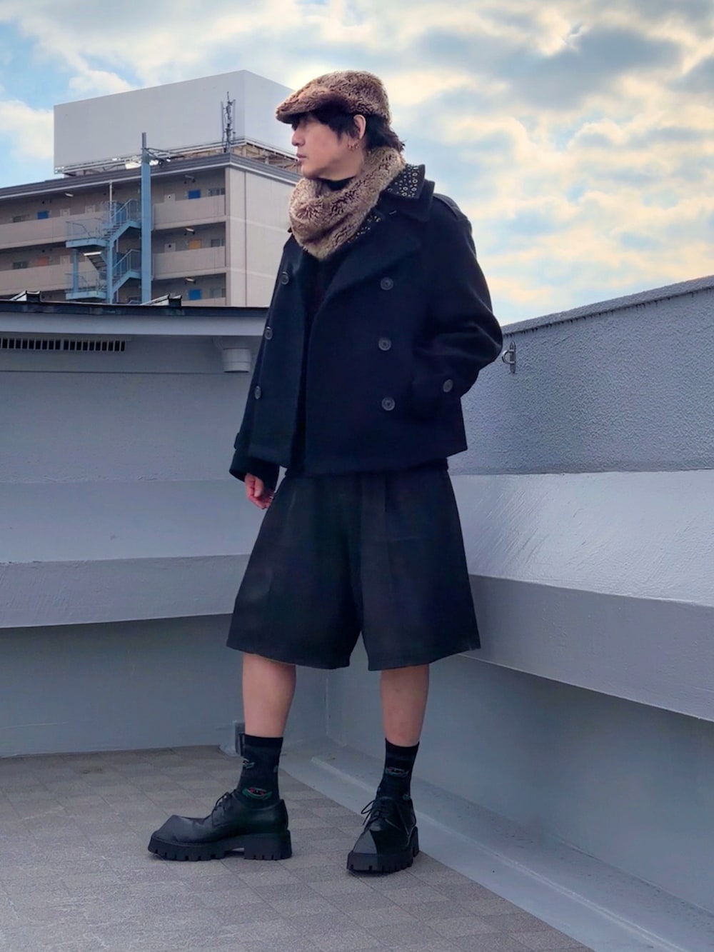 レッド系のニット/セーター、ブラック系のピーコート、ブラック系のその他パンツを着用したメンズの冬コーディネートの5枚目の写真