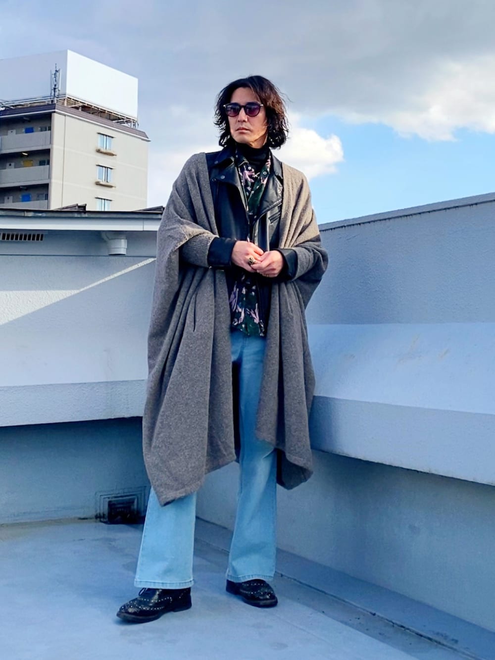 ベージュ系のカーディガン/ボレロ、ブラック系のライダースジャケット、グリーン系のシャツ/ブラウスを着用したメンズの冬コーディネートの2枚目の写真