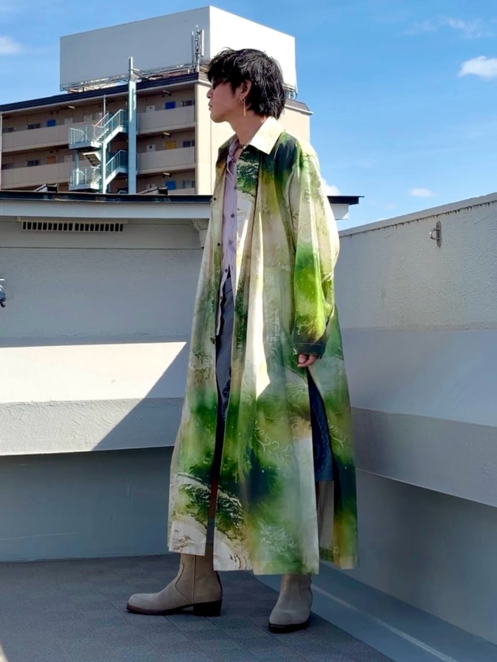 ピンク系のシャツ/ブラウス、グリーン系のステンカラーコート、グレー系のその他パンツを着用したメンズの春コーディネートの3枚目の写真