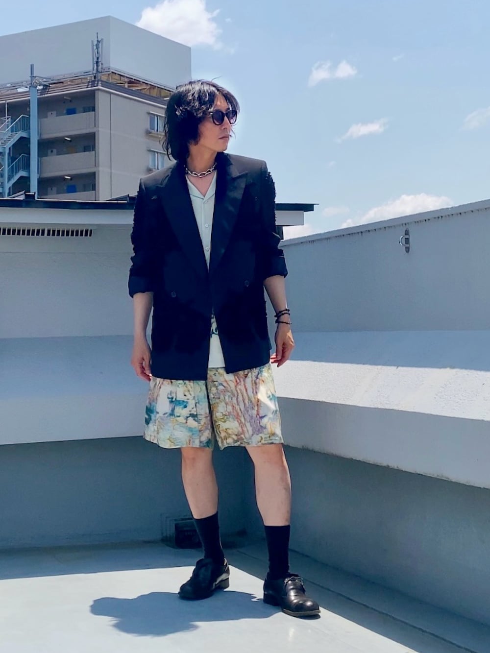 ベージュ系のシャツ/ブラウス、ベージュ系のその他パンツ、ブラック系のテーラードジャケットを着用したメンズの夏コーディネートの2枚目の写真