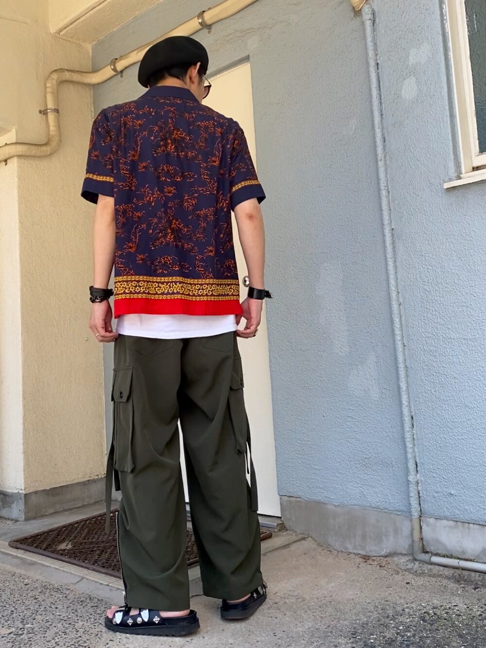 ブルー系のシャツ/ブラウス、グリーン系のカーゴパンツ、ブラック系のサンダルを着用したメンズの夏コーディネートの3枚目の写真