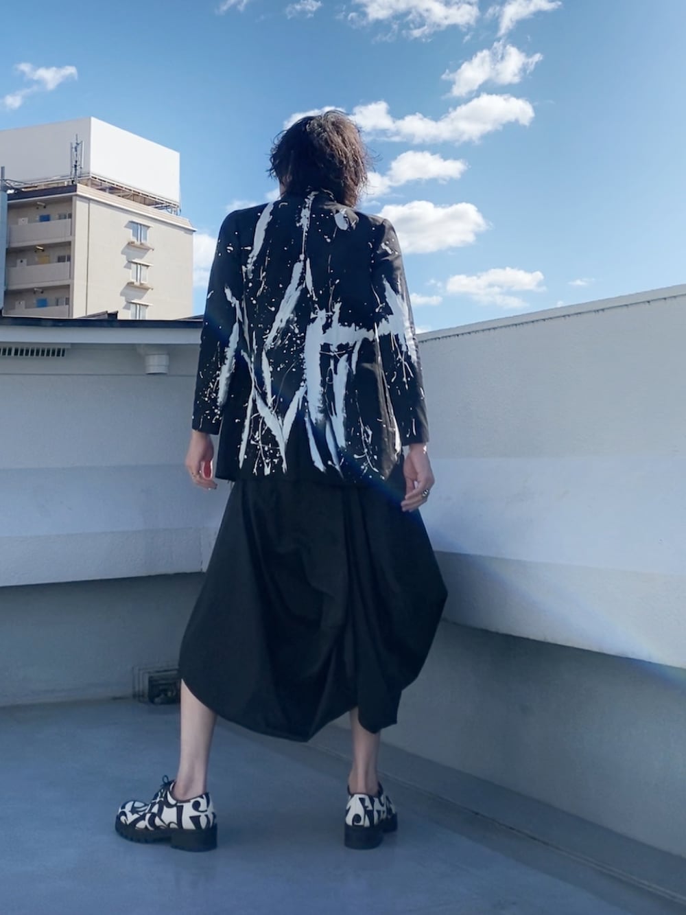 ブラック系のライダースジャケット、グレー系のTシャツ/カットソー、ブラック系のスカートを着用したメンズの秋コーディネートの4枚目の写真