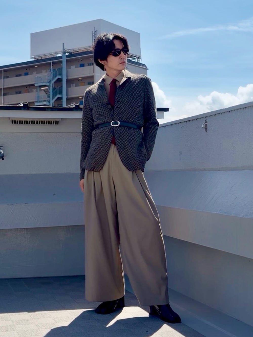 ブラウン系のその他パンツ、ブラック系のブーツ、ブラウン系のテーラードジャケットを着用したメンズの春コーディネートの3枚目の写真