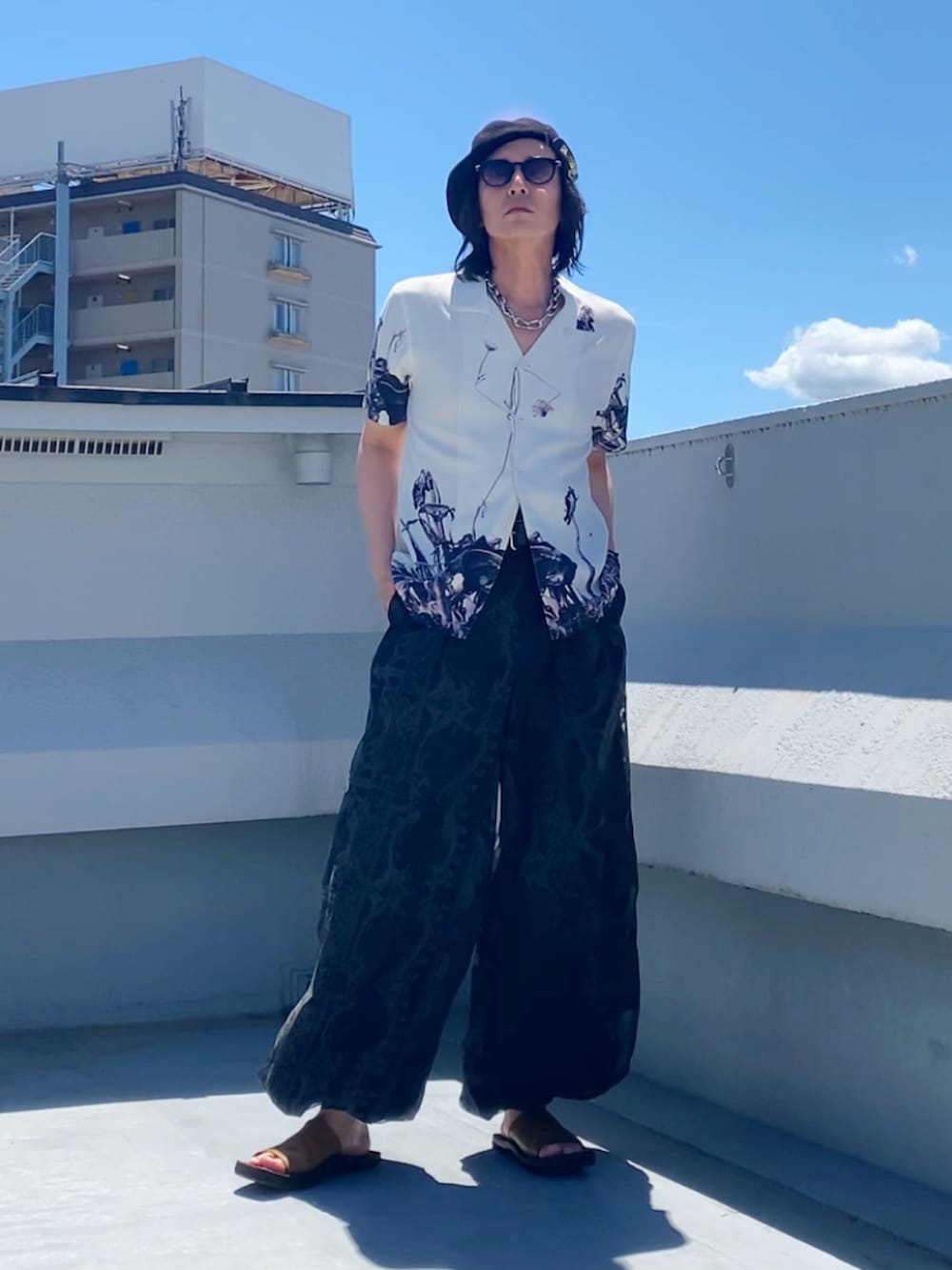 ブラウン系のサンダル、ホワイト系のシャツ/ブラウス、ブラック系のその他パンツを着用したメンズの夏コーディネートの2枚目の写真