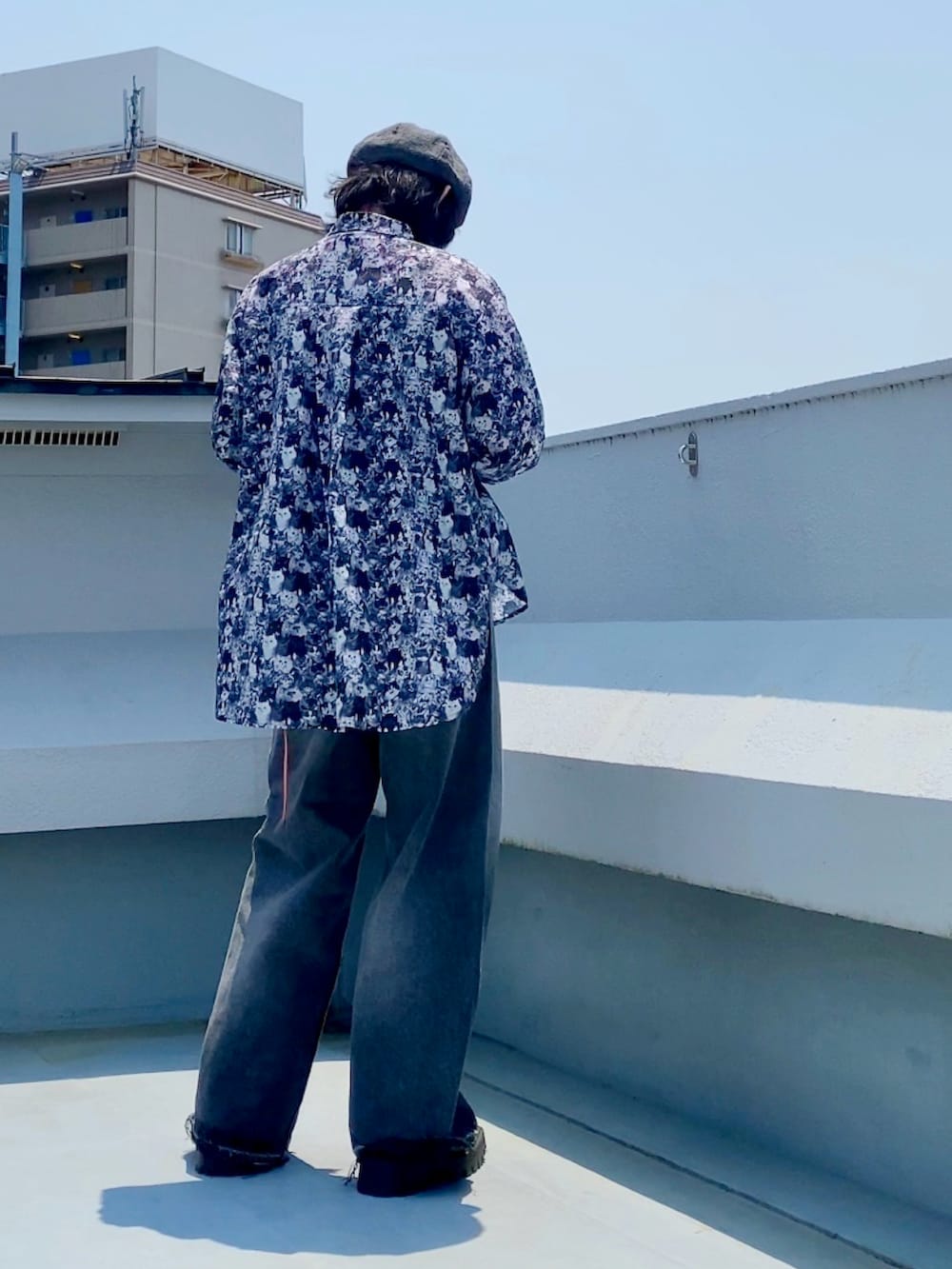 ブラック系のシャツ/ブラウス、ブラック系のデニムパンツ、ブラック系のドレスシューズを着用したメンズの夏コーディネートの4枚目の写真