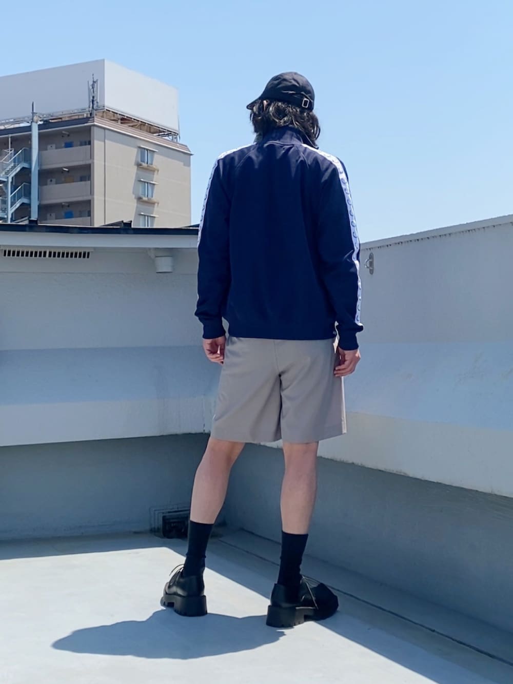 ブルー系のジャージ、その他のシャツ/ブラウス、グレー系のその他パンツを着用したメンズの春コーディネートの3枚目の写真