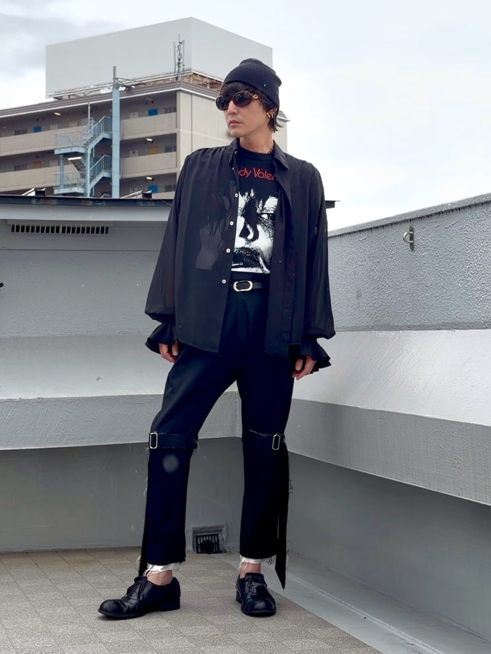 ブラック系のその他パンツ、ブラック系のシャツ/ブラウス、ブラック系のTシャツ/カットソーを着用したメンズの秋コーディネートの3枚目の写真