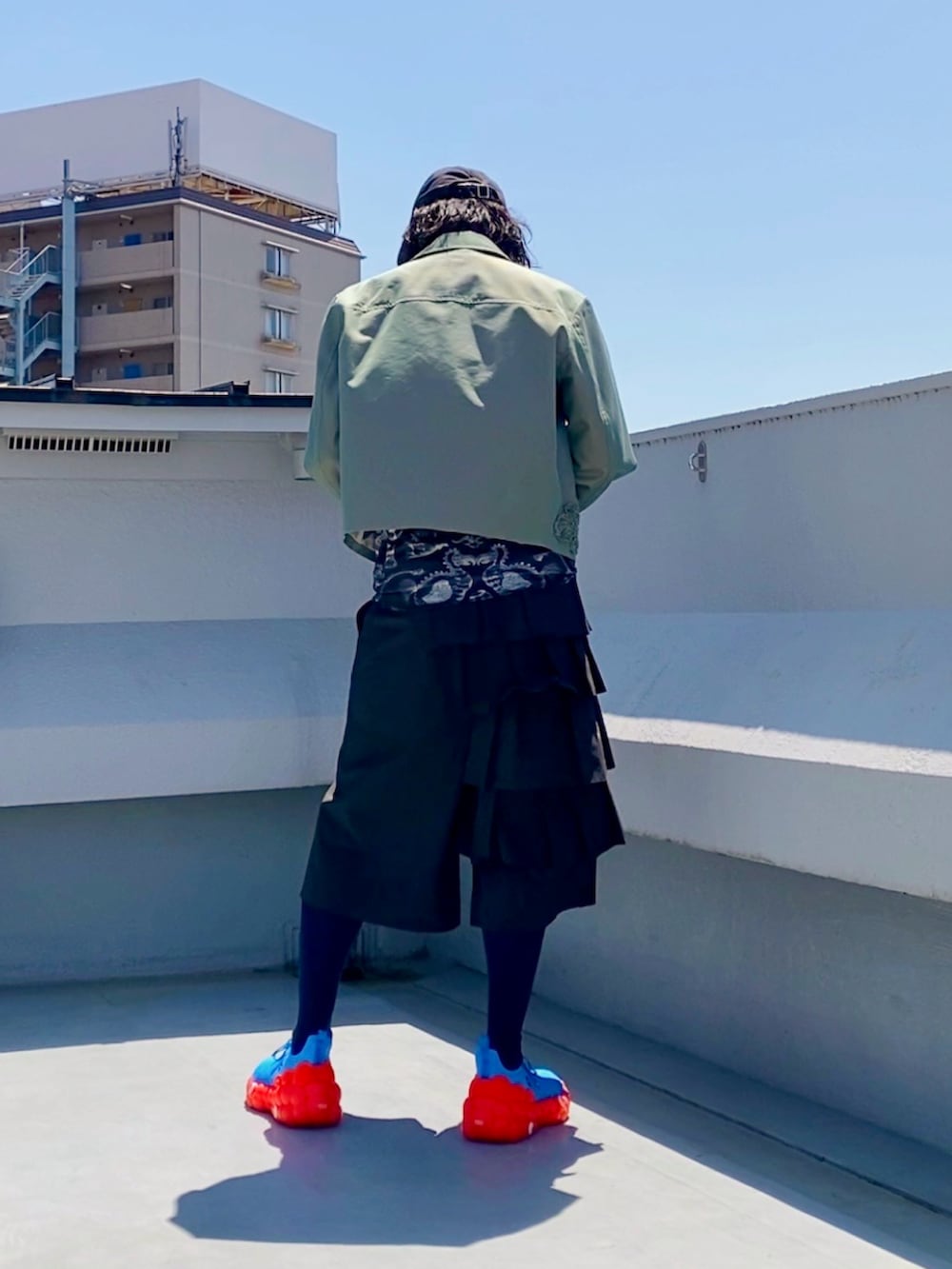 グリーン系のブルゾン、ブラック系のTシャツ/カットソー、ブラック系のパンツを着用したメンズの春コーディネートの5枚目の写真