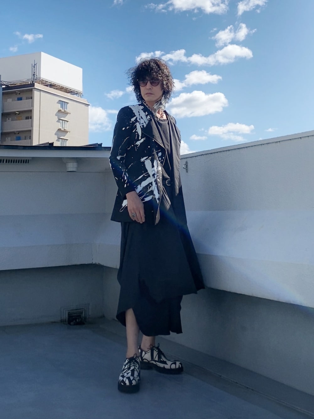 ブラック系のライダースジャケット、グレー系のTシャツ/カットソー、ブラック系のスカートを着用したメンズの秋コーディネートの5枚目の写真