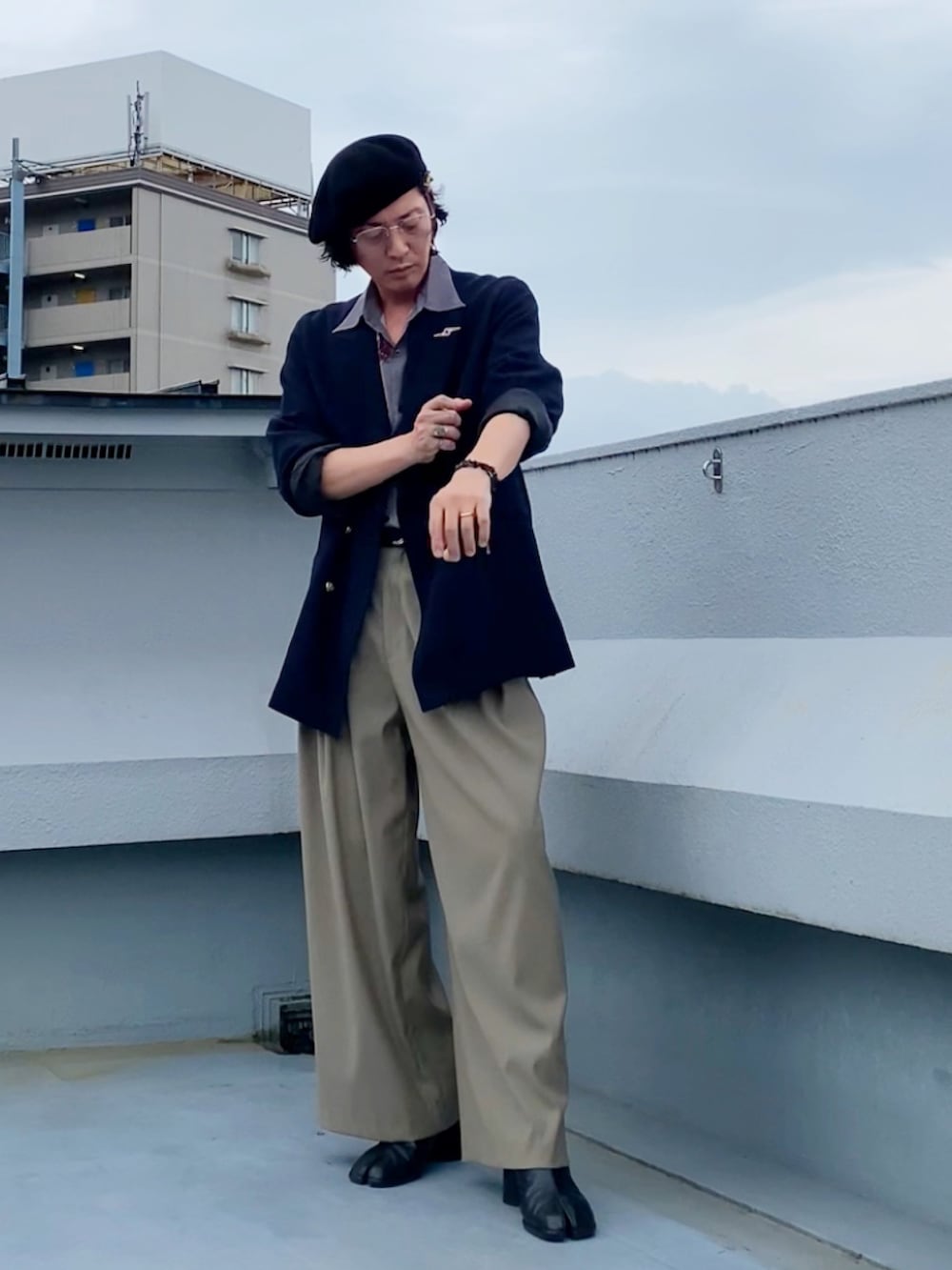 ブラウン系のその他パンツ、ブラック系のブーツ、パープル系のシャツ/ブラウスを着用したメンズの秋コーディネートの3枚目の写真