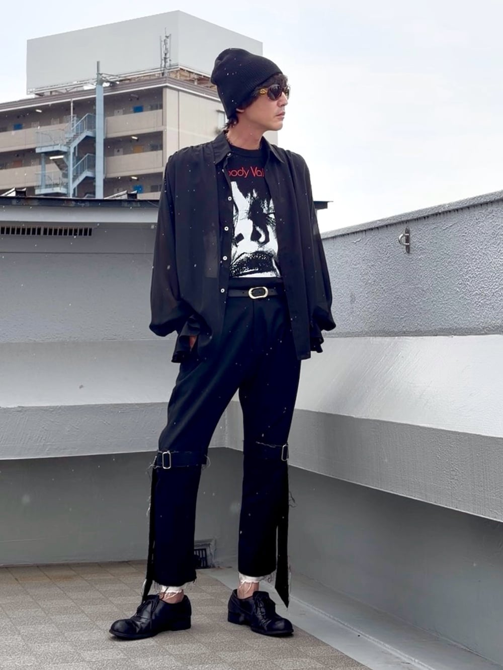 ブラック系のその他パンツ、ブラック系のシャツ/ブラウス、ブラック系のTシャツ/カットソーを着用したメンズの秋コーディネートの5枚目の写真