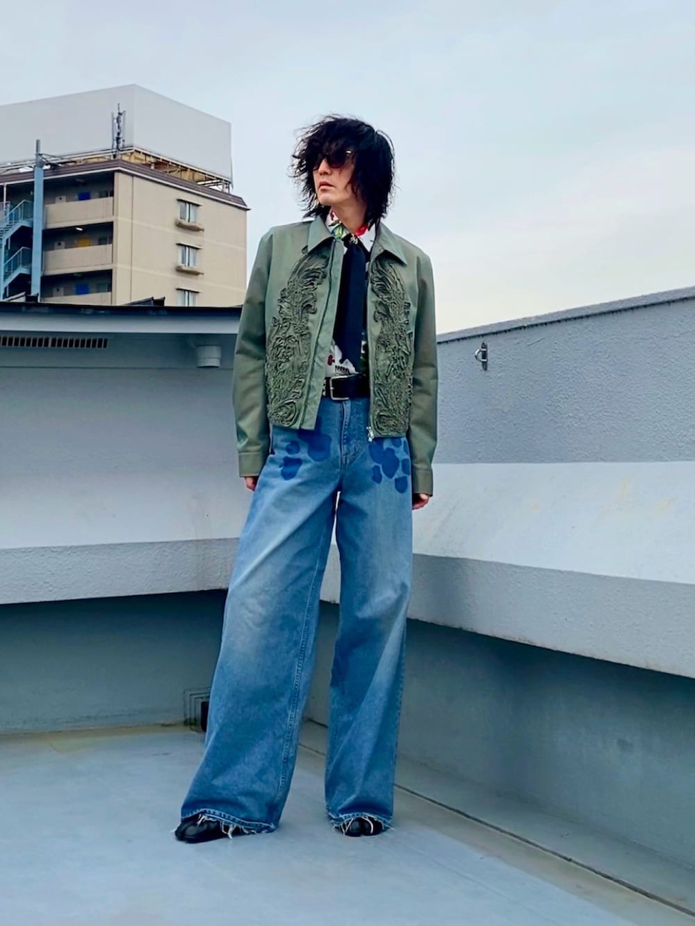 グリーン系のブルゾン、ホワイト系のシャツ/ブラウス、グレー系のネクタイを着用したメンズの春コーディネートの3枚目の写真