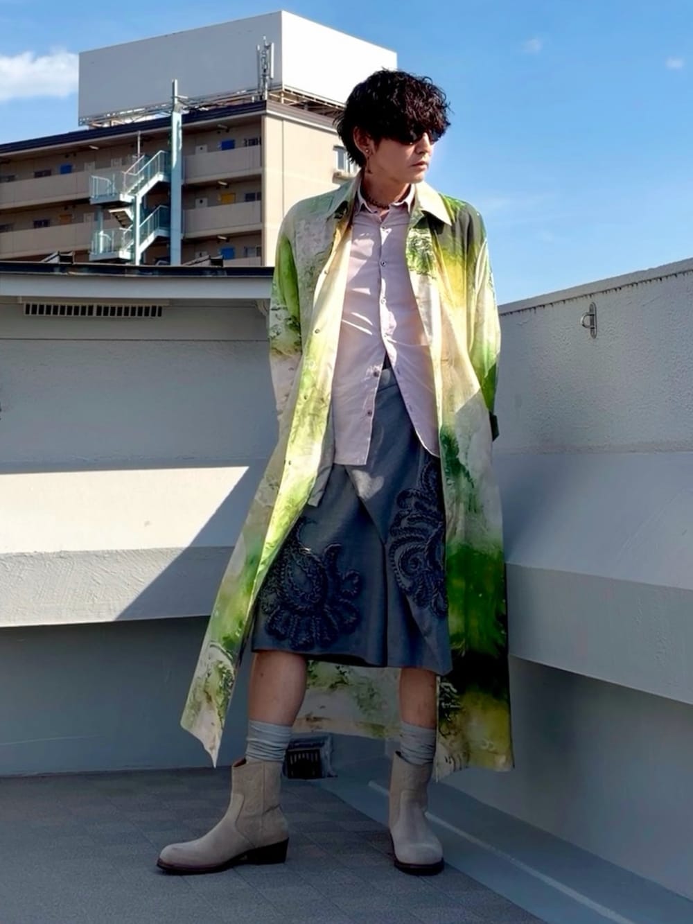 ピンク系のシャツ/ブラウス、グリーン系のステンカラーコート、グレー系のその他パンツを着用したメンズの春コーディネートの5枚目の写真