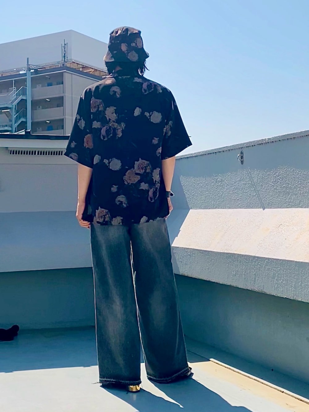 ブラック系のシャツ/ブラウス、ブラック系のデニムパンツ、ホワイト系のタンクトップを着用したメンズの夏コーディネートの5枚目の写真