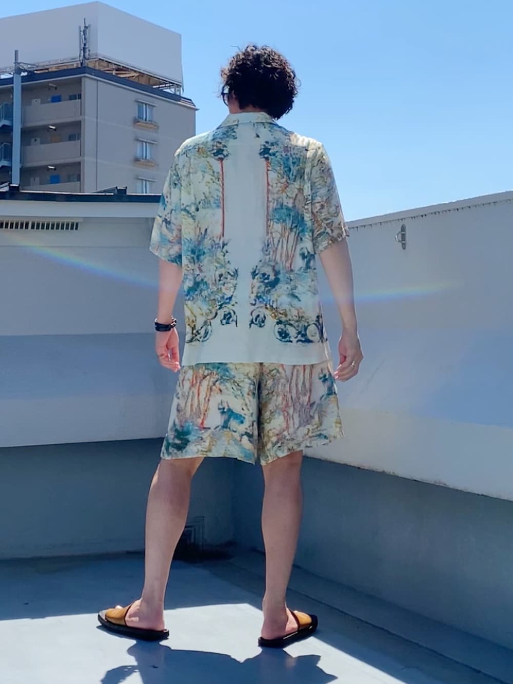 ベージュ系のシャツ/ブラウス、ブラウン系のサンダル、ベージュ系のその他パンツを着用したメンズの秋コーディネートの4枚目の写真