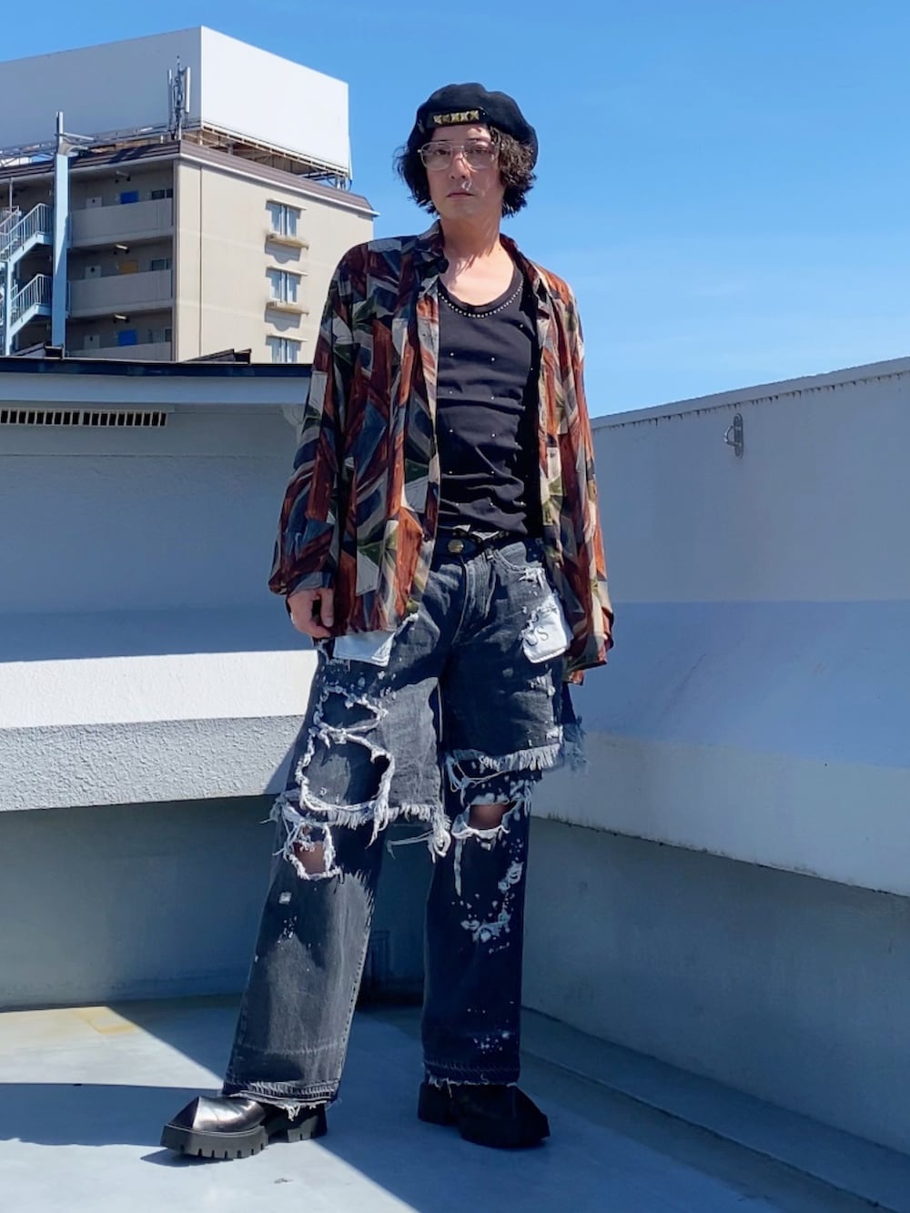 その他のシャツ/ブラウス、ブラック系のタンクトップ、ブラック系のデニムパンツを着用したメンズの秋コーディネートの2枚目の写真