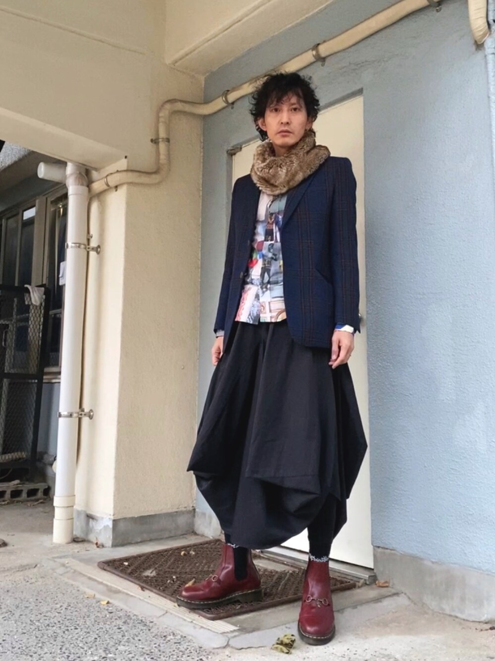 グリーン系のテーラードジャケット、その他のシャツ/ブラウス、ブラック系のスカートを着用したメンズの冬コーディネートの4枚目の写真