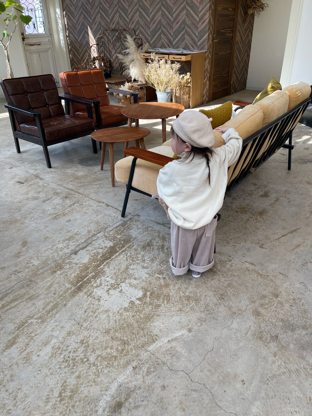 ベージュ系のパーカー、ブラウン系のその他パンツを着用したレディースの春コーディネートの3枚目の写真