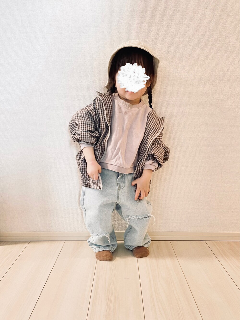 ブルー系のデニムパンツを着用したレディースの春コーディネートの2枚目の写真