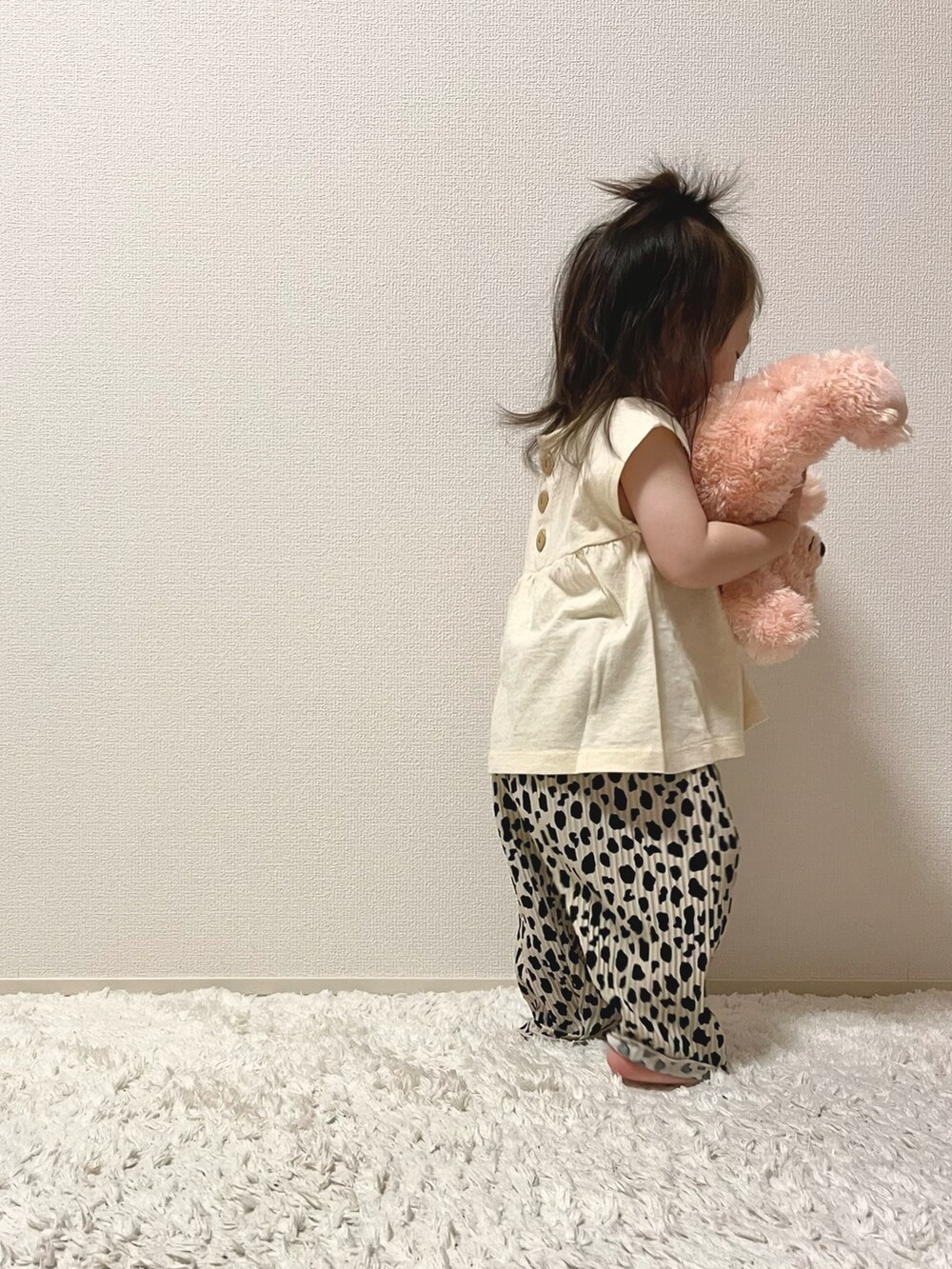 ホワイト系のその他パンツを着用したレディースの春コーディネートの2枚目の写真