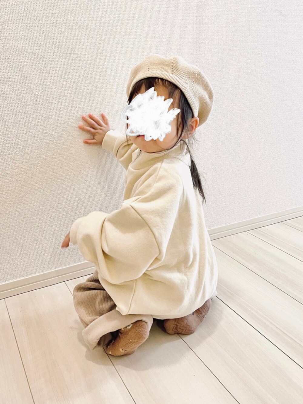 ベージュ系のパーカー、ブラウン系のその他パンツを着用したレディースの春コーディネートの2枚目の写真