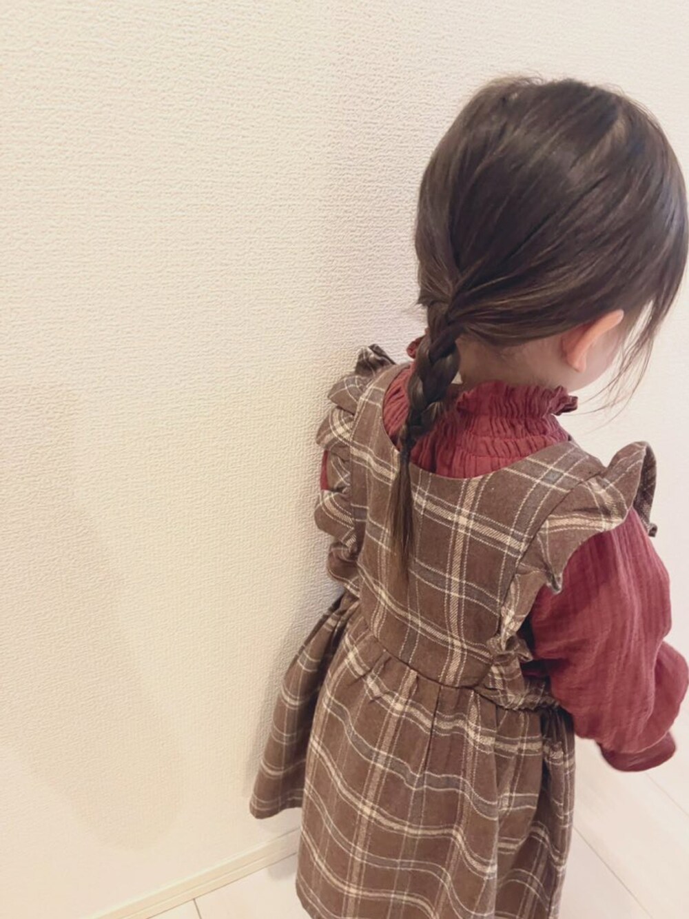 ブラウン系のワンピース/ドレスを着用したレディースの春コーディネートの2枚目の写真