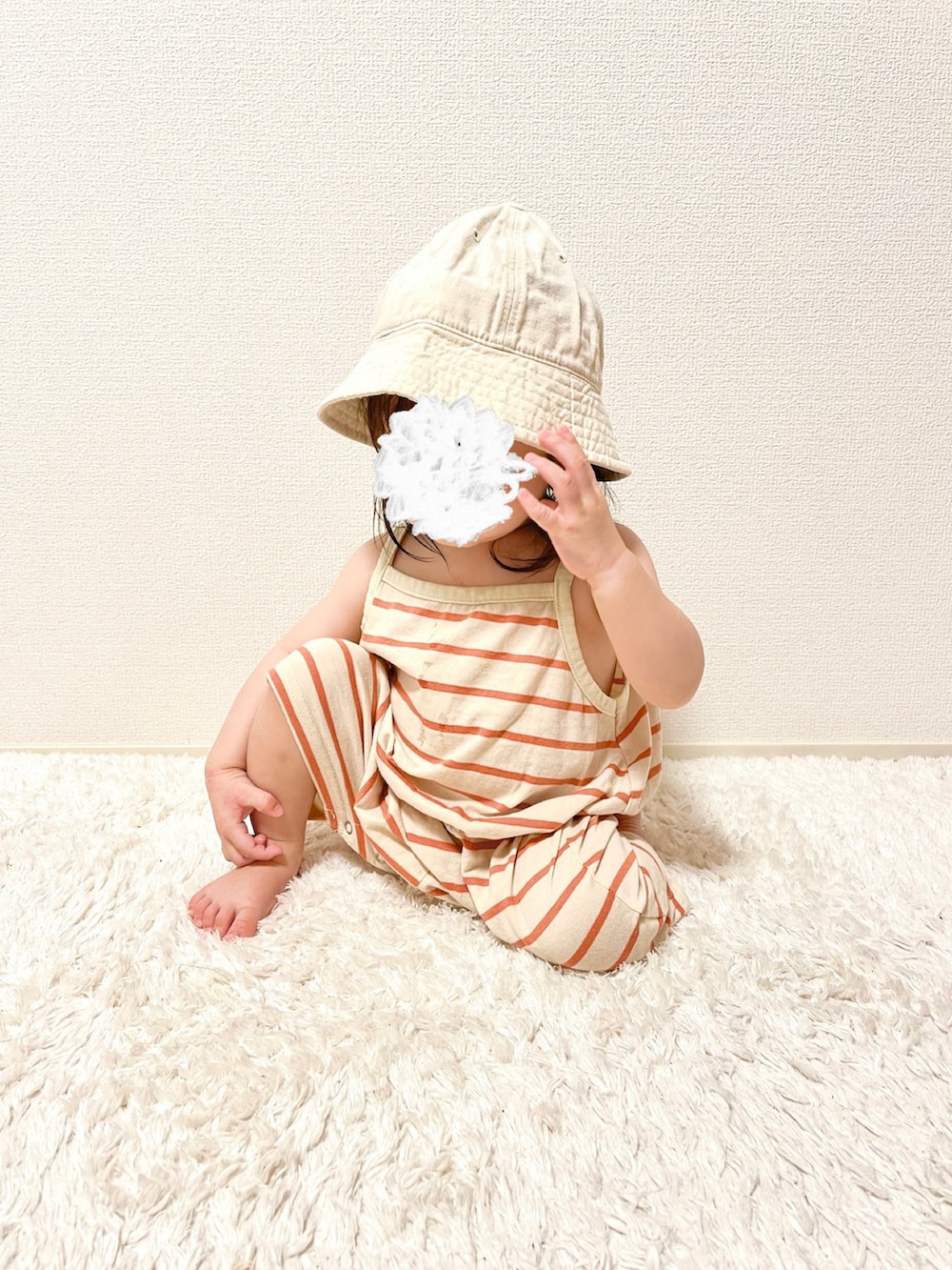 ベージュ系のつなぎ/オールインワンを着用したレディースの春コーディネートの2枚目の写真